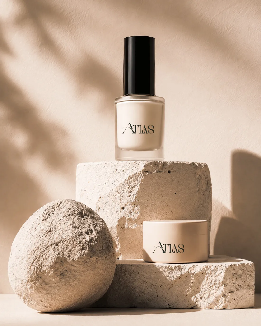 Frasco de cosmética sobre piedra natural